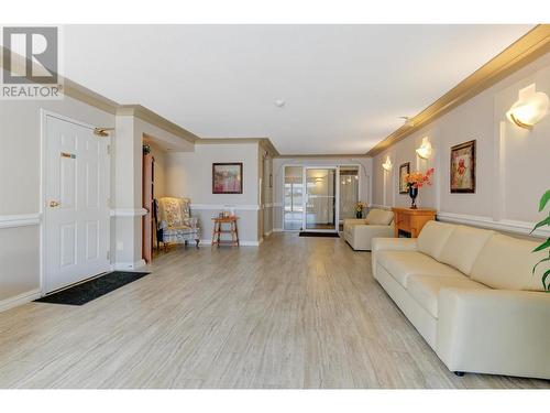 200 Hollywood Road Unit# 203, Kelowna, BC - Indoor Photo Showing Living Room