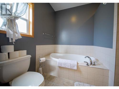 3329 Mt Fisher  Drive, Cranbrook, BC - Indoor Photo Showing Bathroom