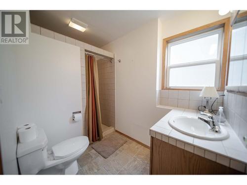 3329 Mt Fisher  Drive, Cranbrook, BC - Indoor Photo Showing Bathroom