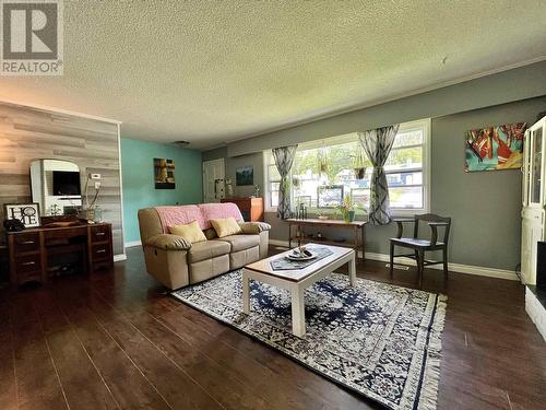 1035 Pigeon Avenue, Williams Lake, BC - Indoor Photo Showing Living Room