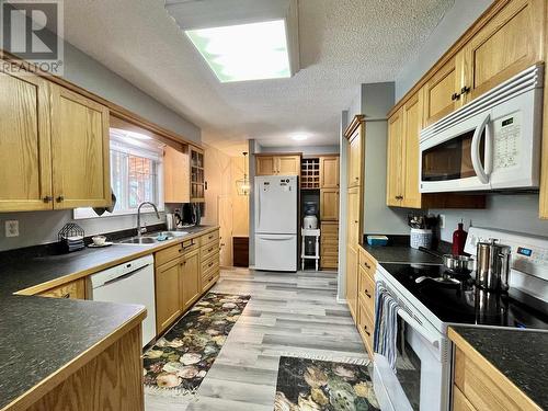 1035 Pigeon Avenue, Williams Lake, BC - Indoor Photo Showing Kitchen With Double Sink