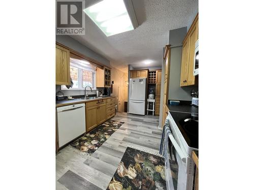 1035 Pigeon Avenue, Williams Lake, BC - Indoor Photo Showing Kitchen With Double Sink