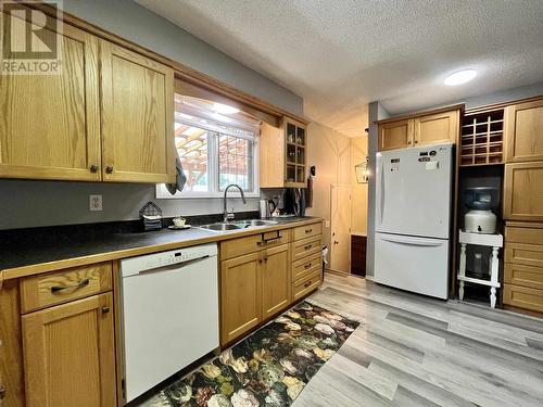 1035 Pigeon Avenue, Williams Lake, BC - Indoor Photo Showing Kitchen With Double Sink