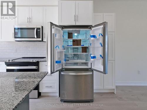 106 - 10 Birmingham Drive N, Cambridge, ON - Indoor Photo Showing Kitchen