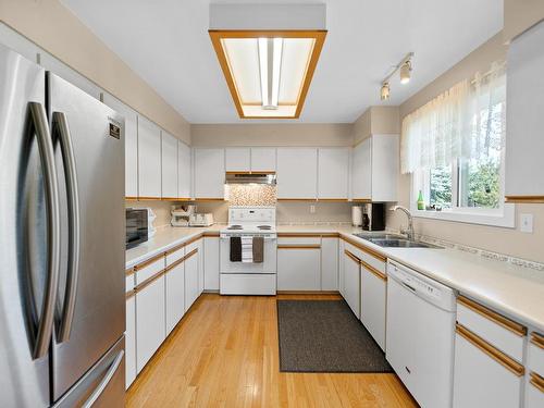 2596 Aberdeen Road, Merritt, BC - Indoor Photo Showing Kitchen With Double Sink