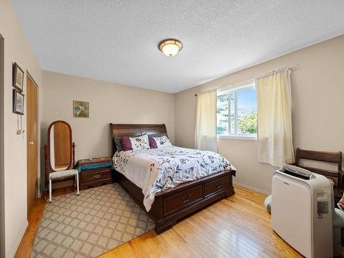 2596 Aberdeen Road, Merritt, BC - Indoor Photo Showing Bedroom