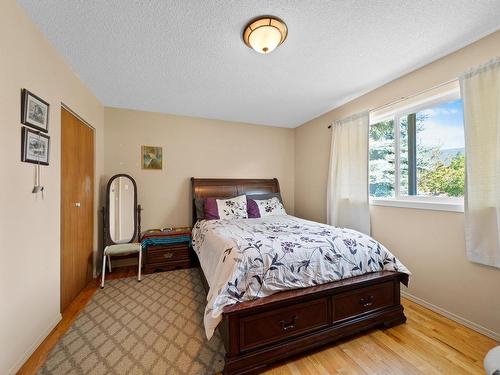 2596 Aberdeen Road, Merritt, BC - Indoor Photo Showing Bedroom