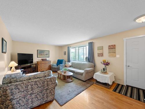 2596 Aberdeen Road, Merritt, BC - Indoor Photo Showing Living Room