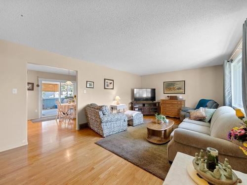 2596 Aberdeen Road, Merritt, BC - Indoor Photo Showing Living Room