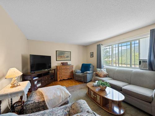 2596 Aberdeen Road, Merritt, BC - Indoor Photo Showing Living Room