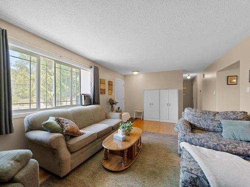 2596 Aberdeen Road, Merritt, BC - Indoor Photo Showing Living Room