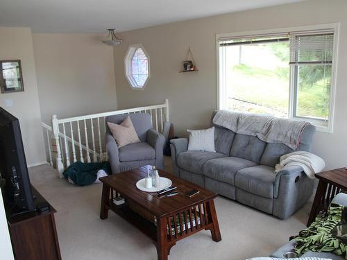 81-1775 Mckinley Crt, Kamloops, BC - Indoor Photo Showing Living Room