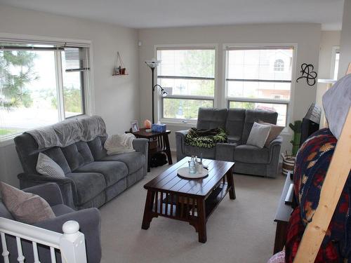 81-1775 Mckinley Crt, Kamloops, BC - Indoor Photo Showing Living Room