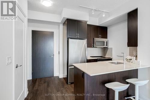 2402 - 18 Graydon Hall Drive, Toronto (Parkwoods-Donalda), ON - Indoor Photo Showing Kitchen