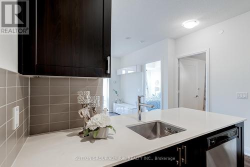 2402 - 18 Graydon Hall Drive, Toronto (Parkwoods-Donalda), ON - Indoor Photo Showing Kitchen