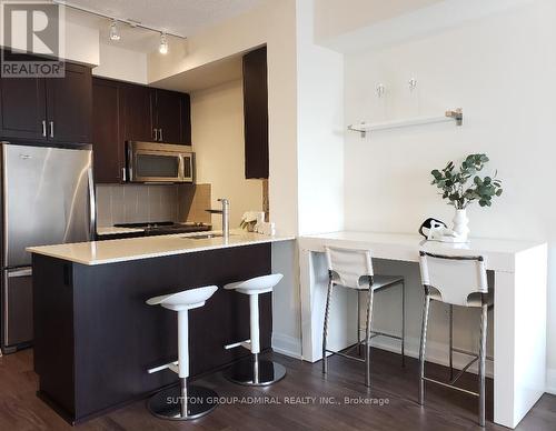 2402 - 18 Graydon Hall Drive, Toronto (Parkwoods-Donalda), ON - Indoor Photo Showing Kitchen