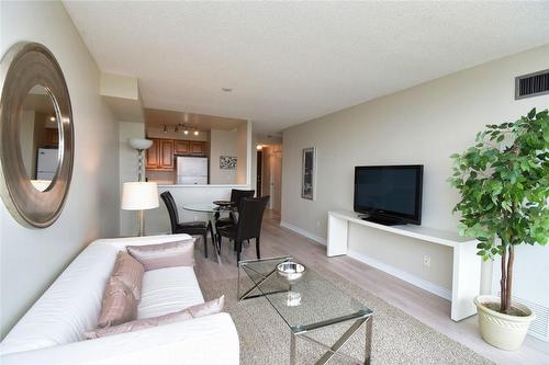 1276 Maple Crossing Boulevard|Unit #1508, Burlington, ON - Indoor Photo Showing Living Room