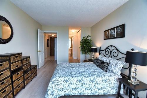 1276 Maple Crossing Boulevard|Unit #1508, Burlington, ON - Indoor Photo Showing Bedroom