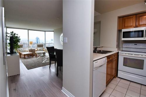 1276 Maple Crossing Boulevard|Unit #1508, Burlington, ON - Indoor Photo Showing Kitchen With Double Sink