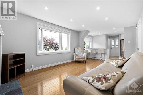 15 Hobbs Avenue, Ottawa, ON - Indoor Photo Showing Living Room