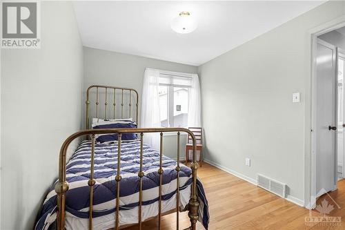 15 Hobbs Avenue, Ottawa, ON - Indoor Photo Showing Bedroom