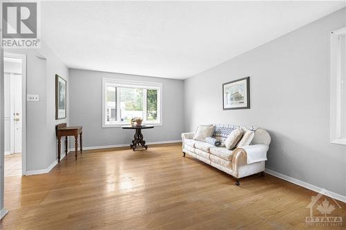 15 Hobbs Avenue, Ottawa, ON - Indoor Photo Showing Living Room