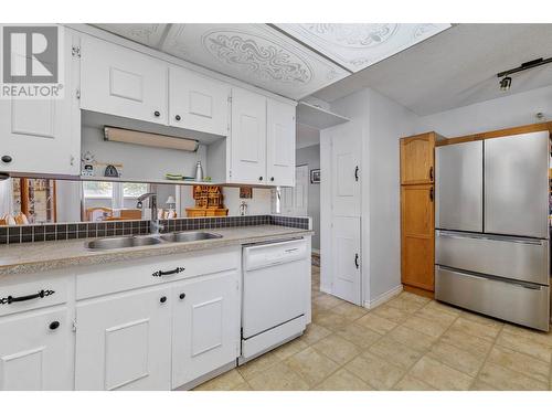 660 Sparrow Road, Kelowna, BC - Indoor Photo Showing Kitchen With Double Sink