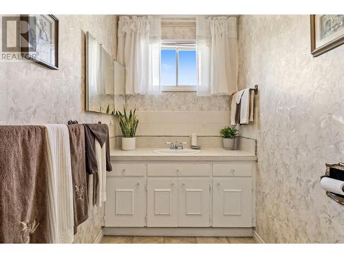 660 Sparrow Road, Kelowna, BC - Indoor Photo Showing Bathroom