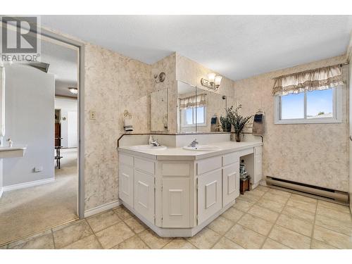 660 Sparrow Road, Kelowna, BC - Indoor Photo Showing Bathroom