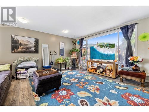 660 Sparrow Road, Kelowna, BC - Indoor Photo Showing Living Room