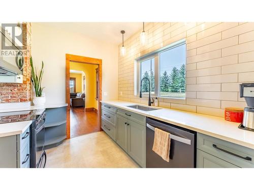 216 27Th  N Avenue, Creston, BC - Indoor Photo Showing Kitchen