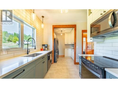 216 27Th  N Avenue, Creston, BC - Indoor Photo Showing Kitchen With Upgraded Kitchen