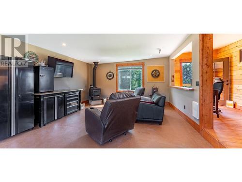 216 27Th  N Avenue, Creston, BC - Indoor Photo Showing Living Room