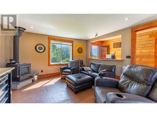 216 27Th  N Avenue, Creston, BC - Indoor Photo Showing Living Room