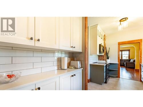 216 27Th  N Avenue, Creston, BC - Indoor Photo Showing Kitchen