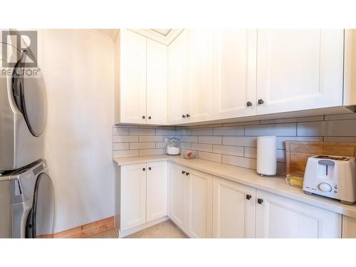 216 27Th  N Avenue, Creston, BC - Indoor Photo Showing Laundry Room