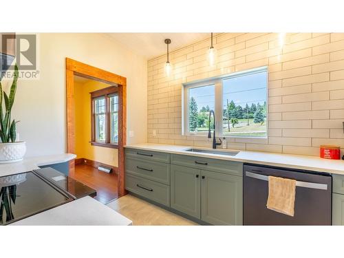 216 27Th  N Avenue, Creston, BC - Indoor Photo Showing Kitchen