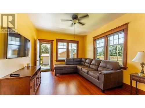 216 27Th  N Avenue, Creston, BC - Indoor Photo Showing Living Room