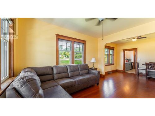 216 27Th  N Avenue, Creston, BC - Indoor Photo Showing Living Room