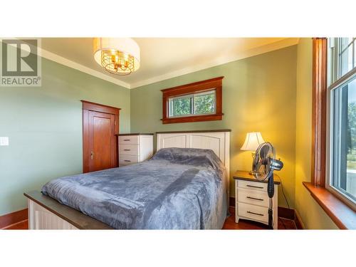 216 27Th  N Avenue, Creston, BC - Indoor Photo Showing Bedroom