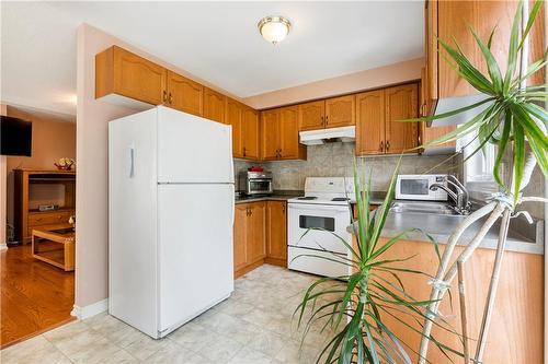 1075 Johnson'S Lane, Mississauga, ON - Indoor Photo Showing Kitchen With Double Sink