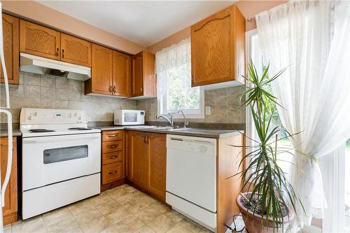 1075 Johnson'S Lane, Mississauga, ON - Indoor Photo Showing Kitchen With Double Sink