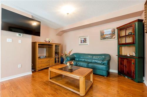 1075 Johnson'S Lane, Mississauga, ON - Indoor Photo Showing Living Room