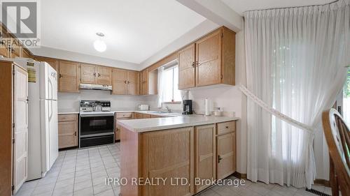 77 Flowertown Avenue, Brampton (Northwood Park), ON - Indoor Photo Showing Kitchen