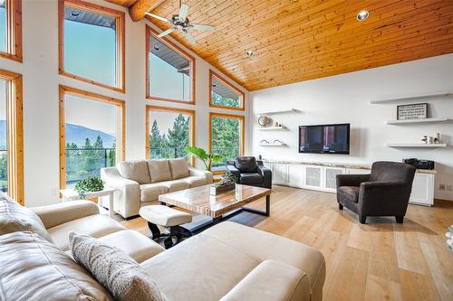 10 Candide Drive, Lumby, BC - Indoor Photo Showing Living Room