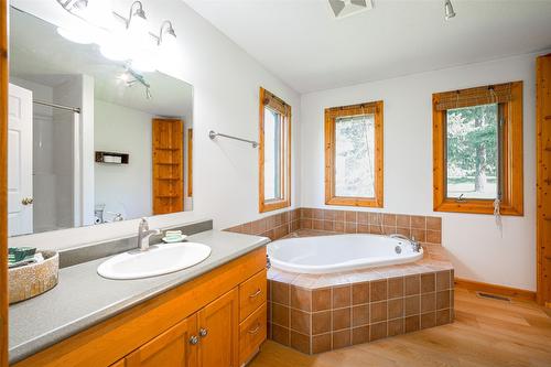 10 Candide Drive, Lumby, BC - Indoor Photo Showing Bathroom