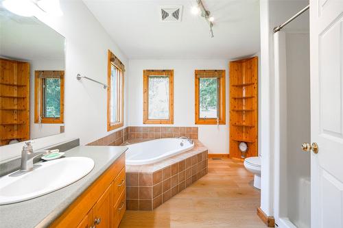 10 Candide Drive, Lumby, BC - Indoor Photo Showing Bathroom