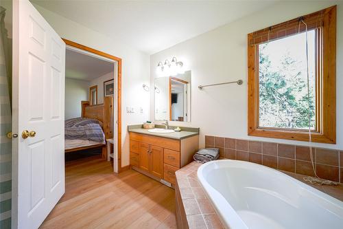 10 Candide Drive, Lumby, BC - Indoor Photo Showing Bathroom