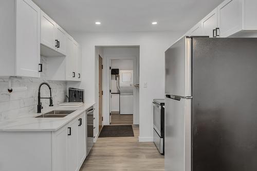 121-575 Sutherland Avenue, Kelowna, BC - Indoor Photo Showing Kitchen With Double Sink With Upgraded Kitchen