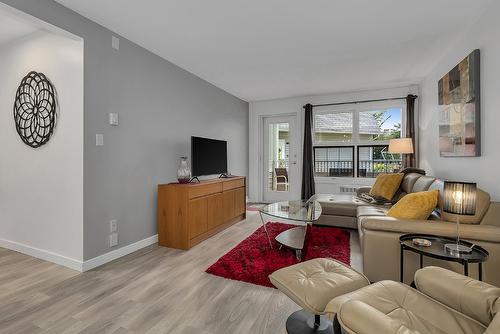 121-575 Sutherland Avenue, Kelowna, BC - Indoor Photo Showing Living Room